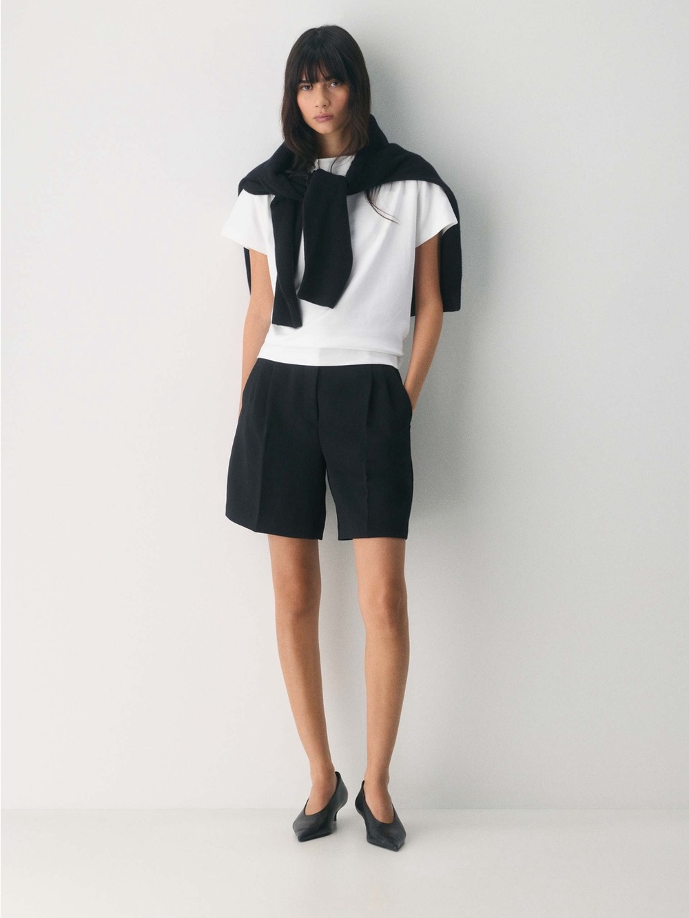 Aritzia Wilfred Effortless Mid-Thigh Pleated Trouser Shorts Black 4 Minimalist - Picture 2 of 13